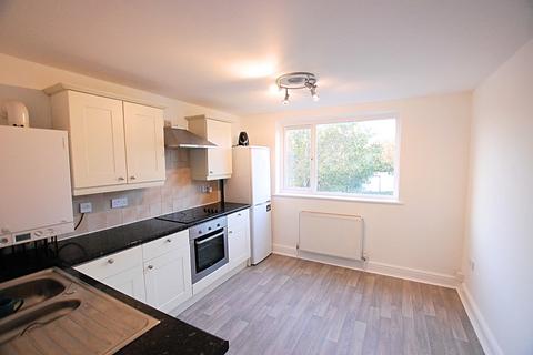 3 bedroom flat to rent, Fairway Close, Bristol BS30