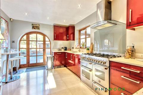 84 Ashover Road, Old Tupton, Chesterfield, S42 6HJ