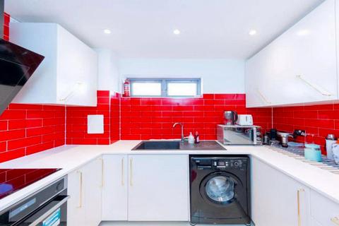 1 bedroom in a flat share to rent, 240 Westferry Road, E14