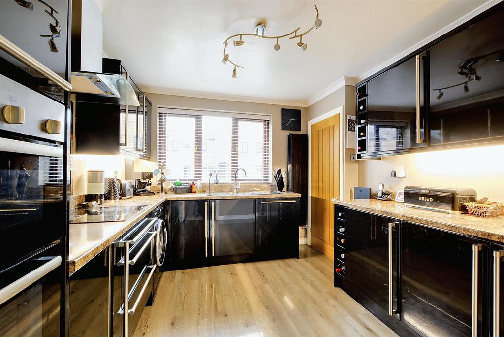 Kitchen 1.jpeg