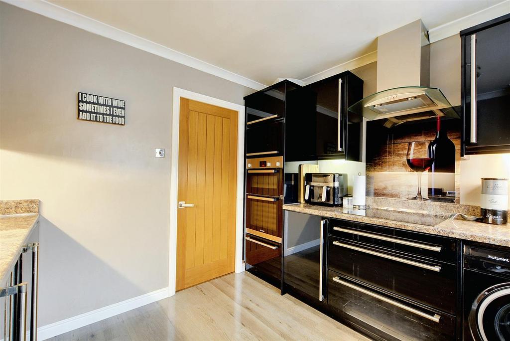 Kitchen 2.jpeg
