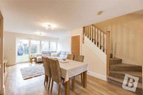 3 bedroom semi-detached house for sale, Tamworth Drive, Wickford, Essex, SS11