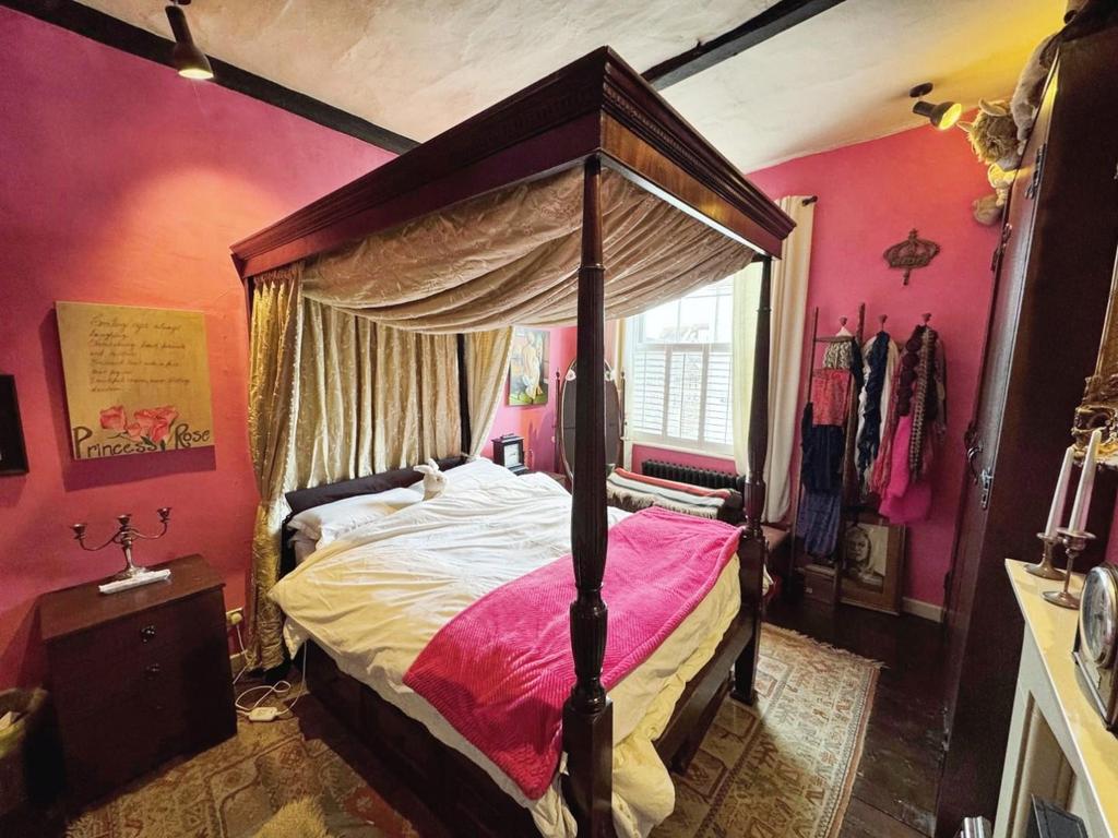D198158b-Bedroom 201.jpg