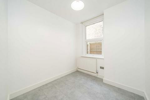 2 bedroom flat to rent, Glasford Street, London SW17