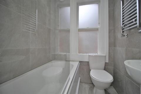 4 bedroom flat to rent, St. Johns Avenue, London NW10