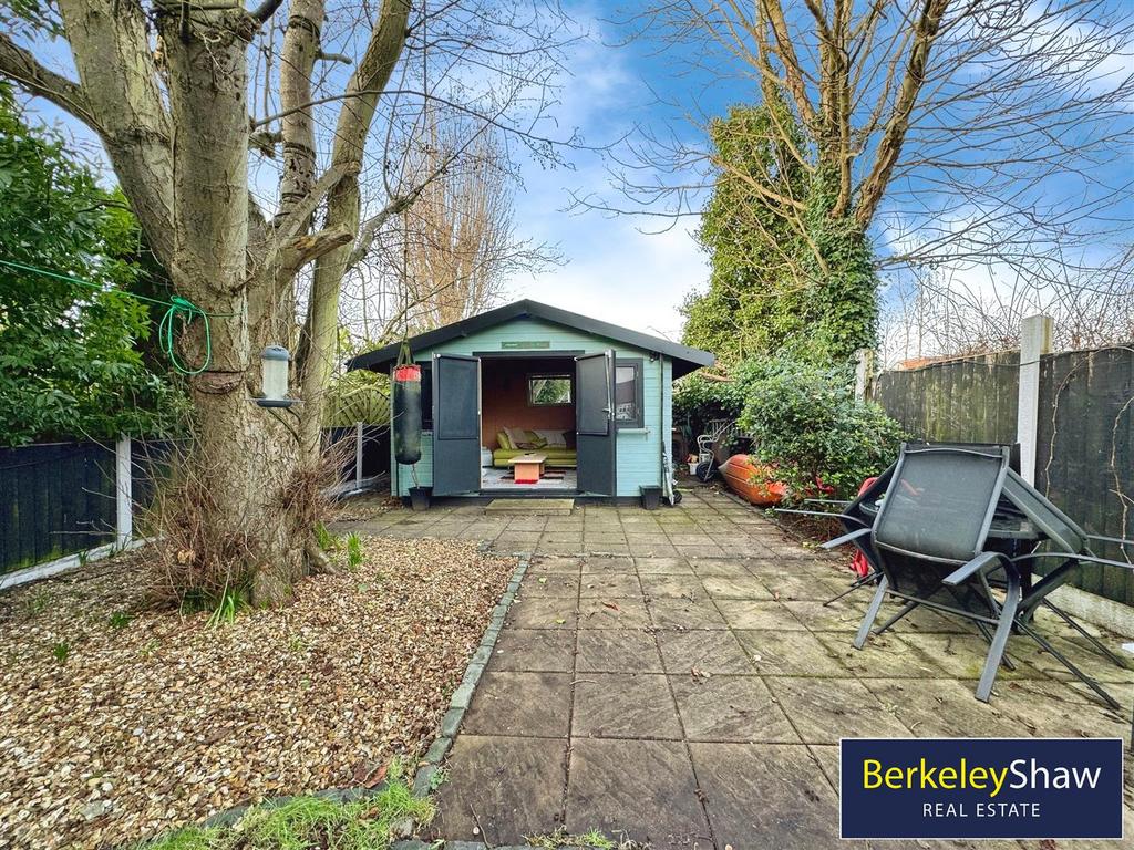 Garden cabin &amp; patio area