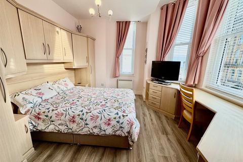 2 bedroom flat for sale, Avenue Victoria, Scarborough