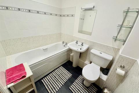 2 bedroom flat for sale, Avenue Victoria, Scarborough