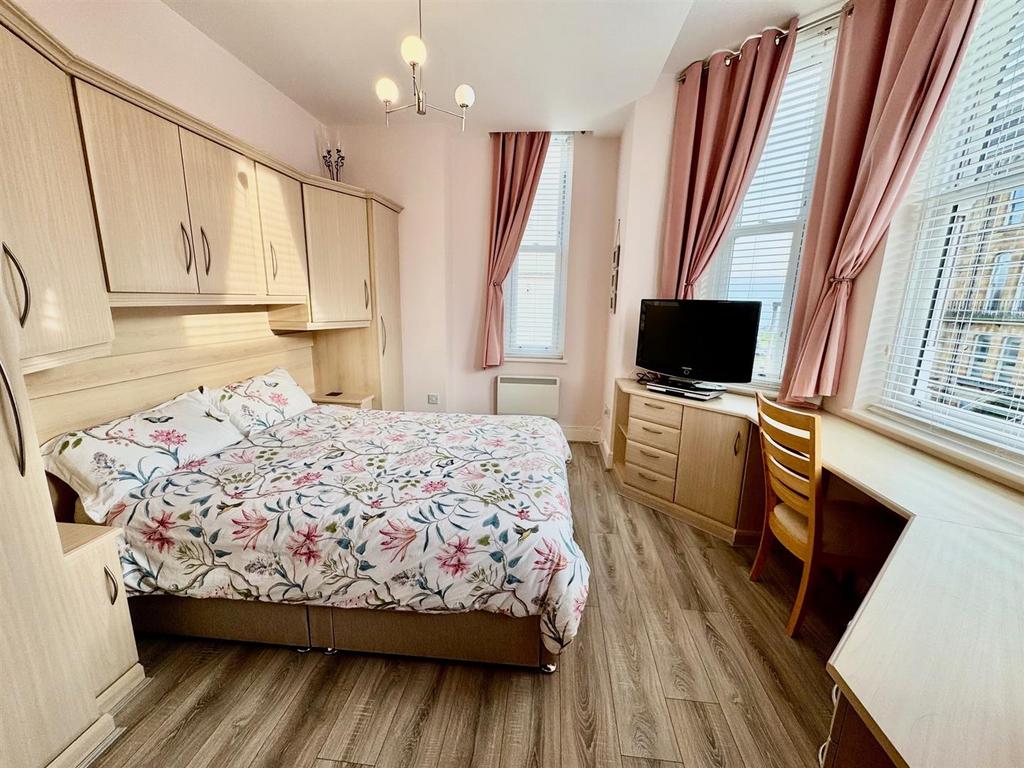 Bedroom 1.jpg