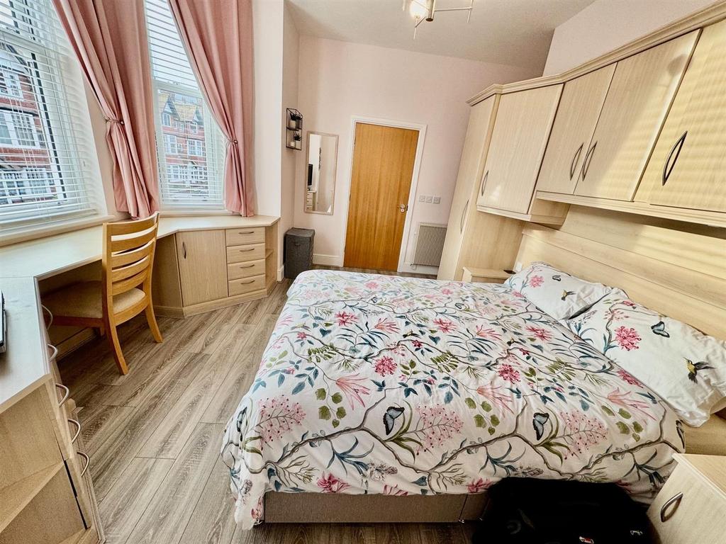 Bedroom 1b.jpg