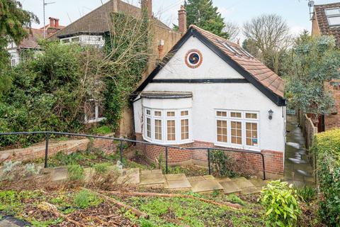 3 bedroom bungalow to rent, Crescent Road, East Barnet, Barnet, EN4