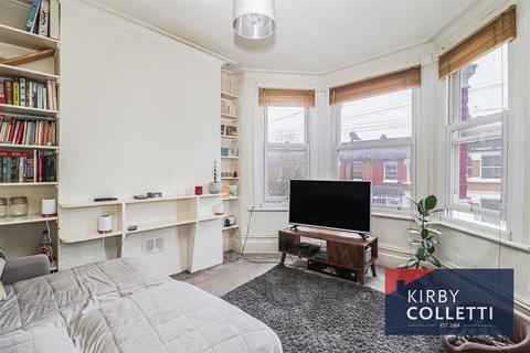 2 bedroom maisonette to rent, South View Road, London