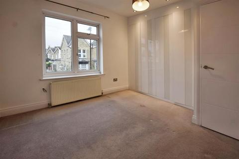 2 bedroom terraced house to rent, Queens Road, London