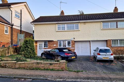 3 bedroom semi-detached house to rent, Lower Swaines, Epping