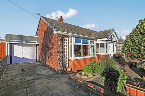 2 bedroom bungalow for sale, Greenmoor Crescent, Lofthouse, Wakefield, West Yorkshire, WF3 3QL