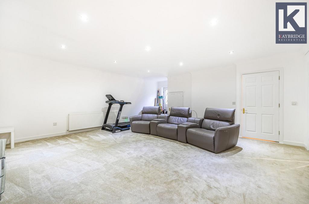 Oakwood Avenue, Epsom
