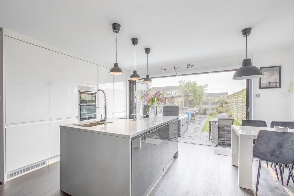 7 Fallowfield, HP15 7 RP-11.jpg