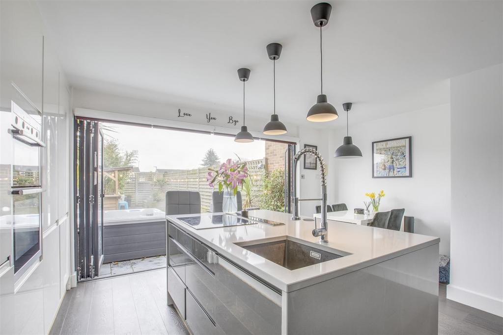 7 Fallowfield, HP15 7 RP-12.jpg