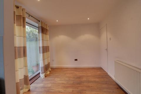 3 bedroom end of terrace house to rent, Hudson Road, Stevenage SG2