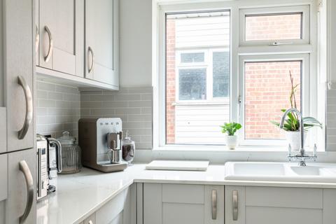 16 Willis Close, Epsom, KT18 7SS