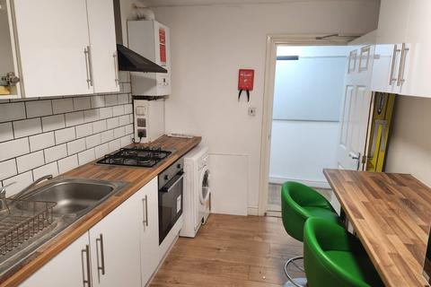 Studio to rent, Buckingham Road, Room 2 London E18 2NH