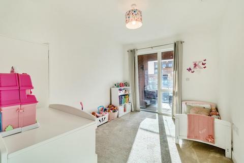 3 bedroom apartment for sale, Lismore Boulevard, London