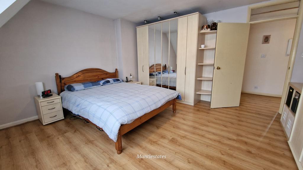 Front bedroom (1)