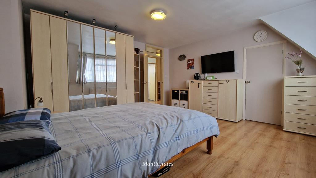 Front bedroom (1)