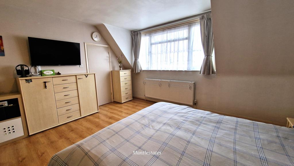 Front bedroom (1)