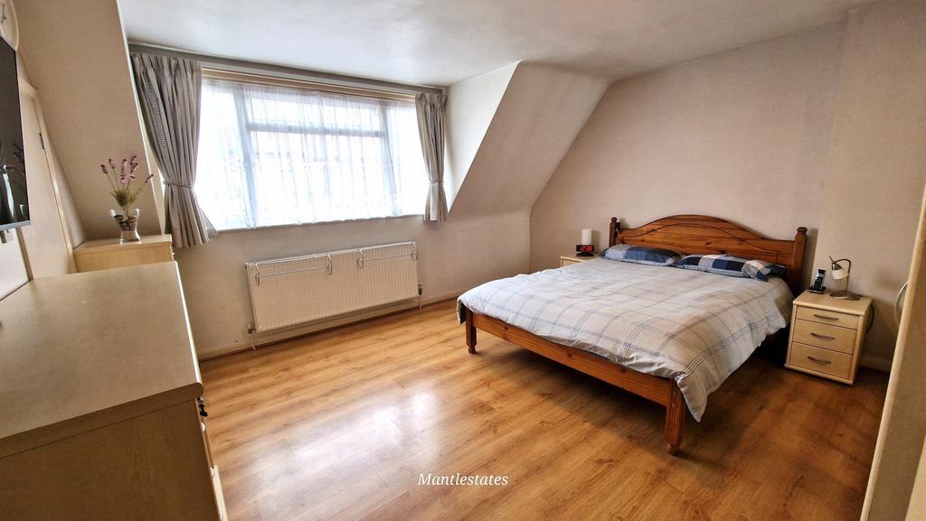 Front bedroom (1)