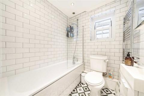 2 bedroom flat for sale, Leyland Road, London SE12