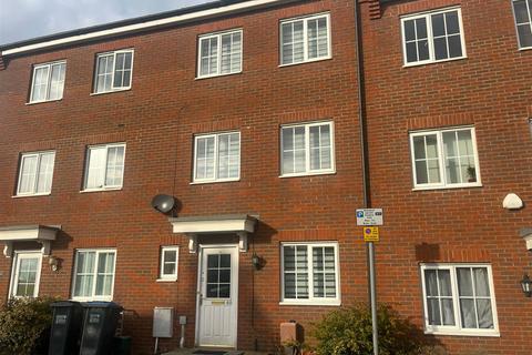 4 bedroom townhouse to rent, Walker Grove, Hatfield