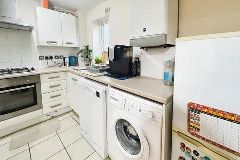 2 bedroom flat for sale, Twickenham Close, Swindon, SN3 3FF