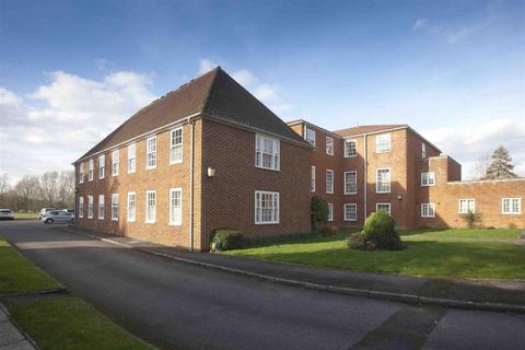 2 bedroom flat for sale, The Close, Salisbury