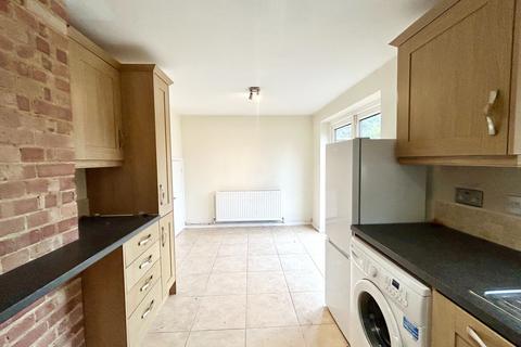 3 bedroom semi-detached house to rent, Upper Way, Farnham