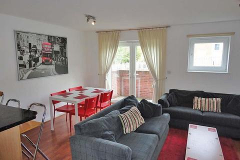 3 bedroom end of terrace house to rent, Park Grange Rise, Sheffield