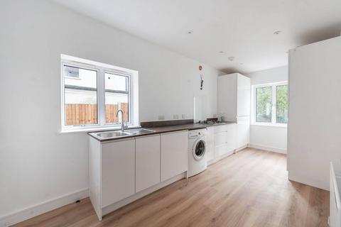 3 bedroom detached house to rent, Clamp Hill, Stanmore, HA7