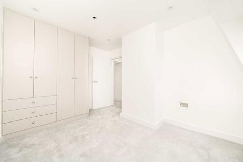 2 bedroom flat for sale, Boscombe Road, London W12