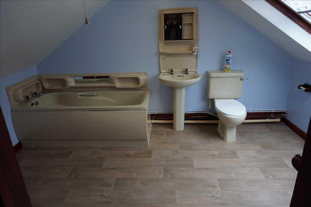 En suite bathroom :