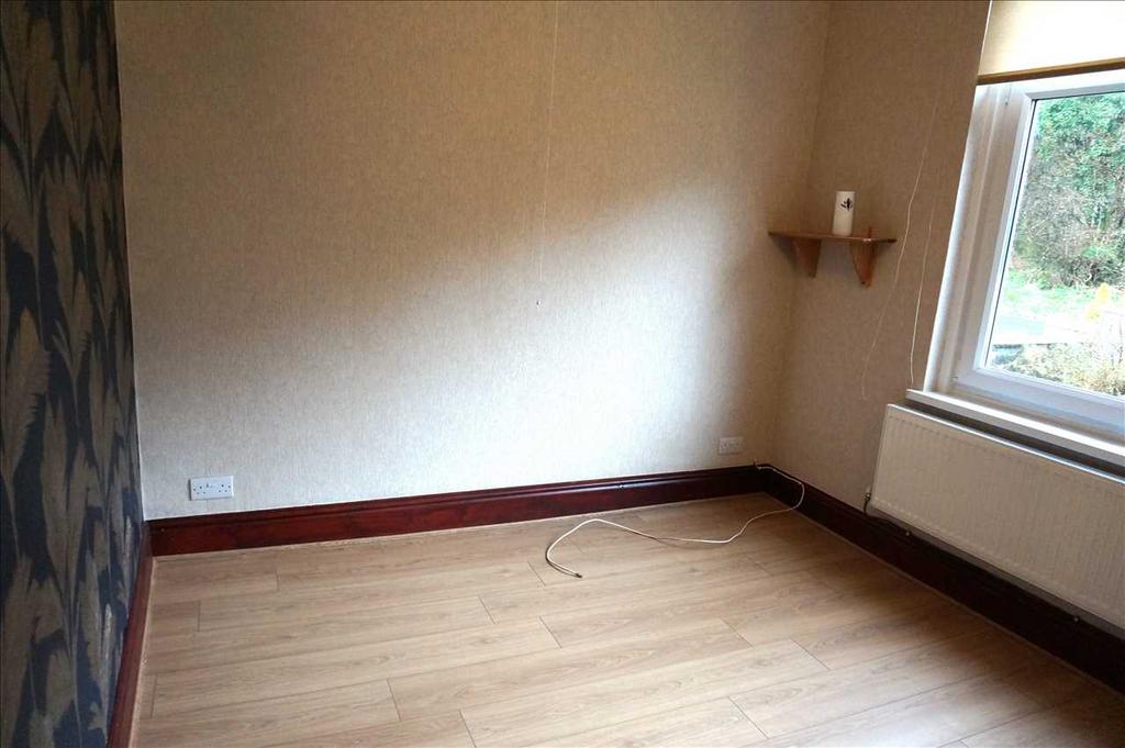 Front bedroom 1 :