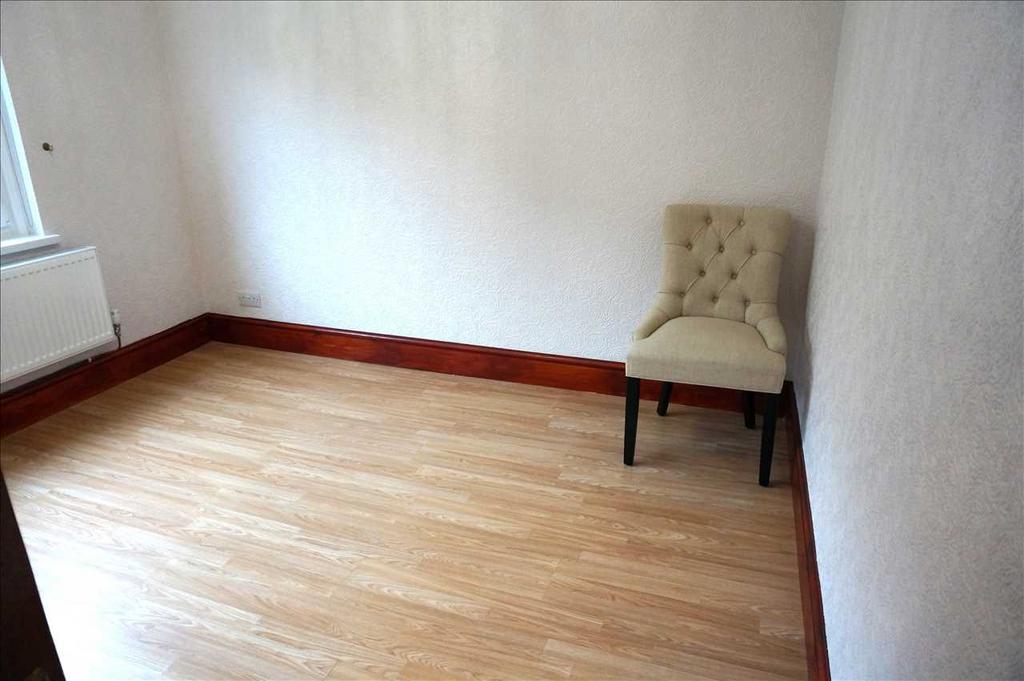 Front bedroom 2 :