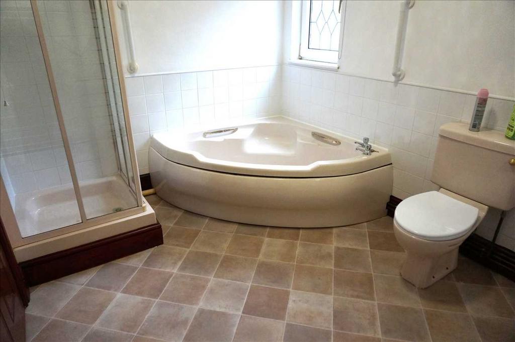 Family bathroom :