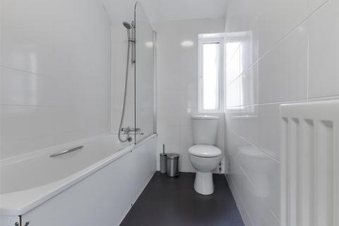 2 bedroom flat to rent, Ladysmith Road, Brighton