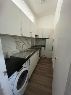 3 bedroom flat to rent, Archway Road, London