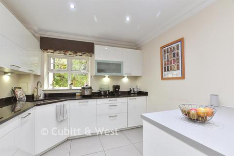 3 bedroom ground floor flat for sale, Wray Common Road, Reigate, Surrey