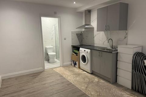 Studio to rent, The Close, Luton LU3