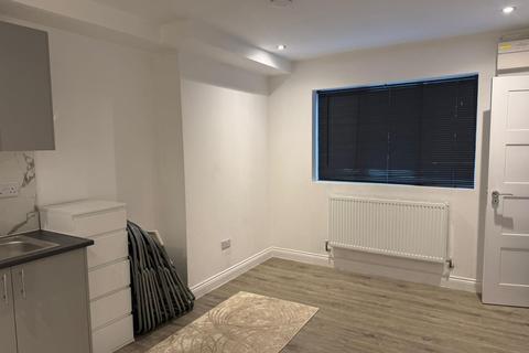 Studio to rent, The Close, Luton LU3