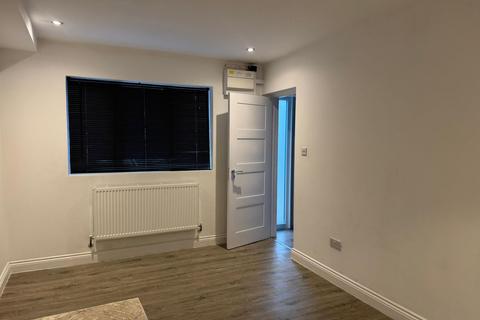 Studio to rent, The Close, Luton LU3