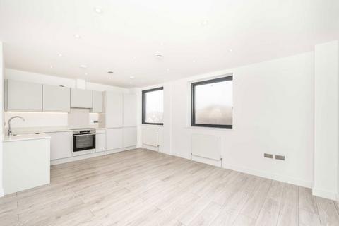 3 bedroom flat to rent, Portland Road, London SE25