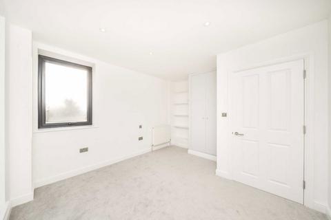 3 bedroom flat to rent, Portland Road, London SE25